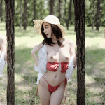 รูปหี สาวบิกินี่สีแดง สาวสวยหน้าตาดีโชว์นมสวย ๆ กลางป่าให้ทางบ้านได้ดูเต็ม ๆ