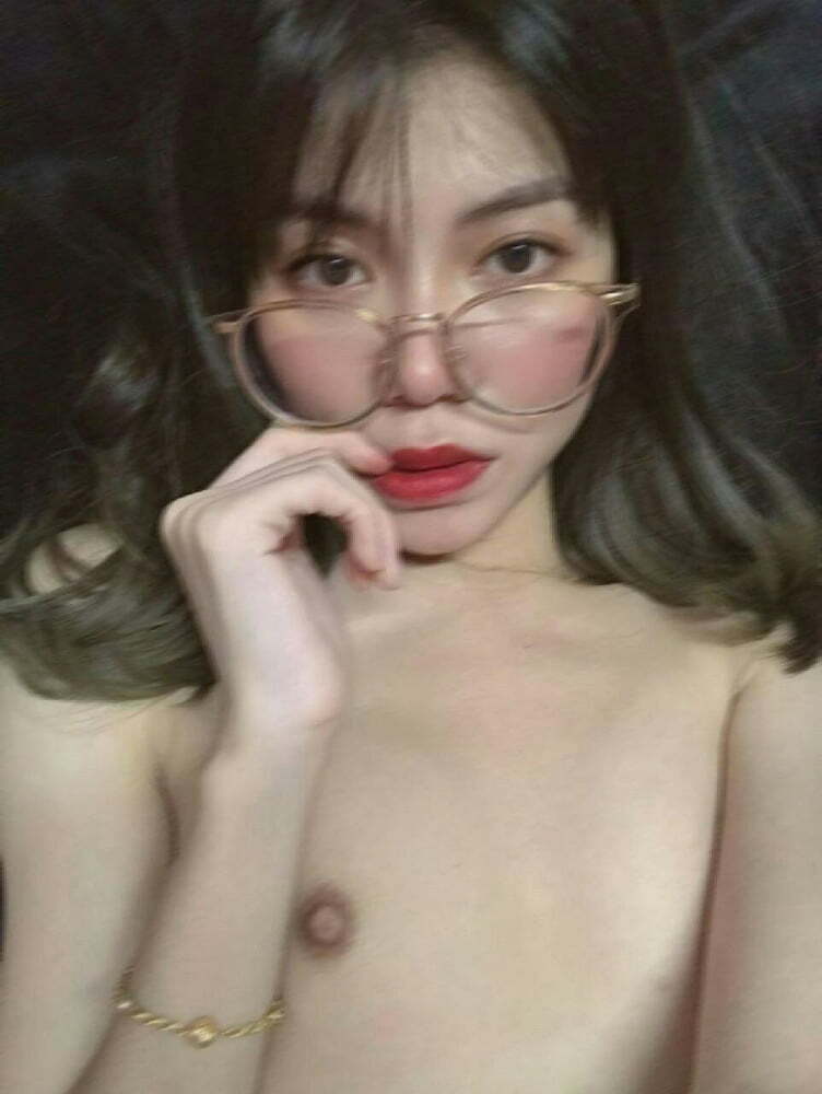 สาวแว่นโชว์น้ำเงี่ยนเต็มรูหี 5